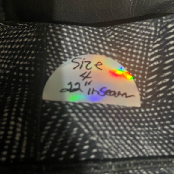 Lululemon Black and White Patterned crops. Size 4 NWOT - Picture 2 of 2